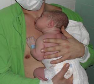 Császármetszés után apa mellkasán...