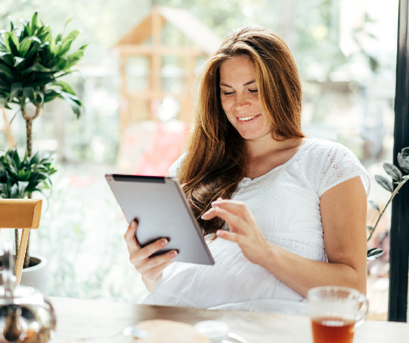 Videós szülésfelkészítő tanfolyamon részt vevő kismama  - biztonságosan, otthonról